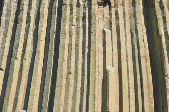 As colunas que formam a Devil's Tower, em Wyoming, nos Estados Unidos